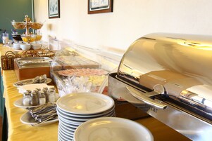 Café da manhã com buffet grátis todos os dias