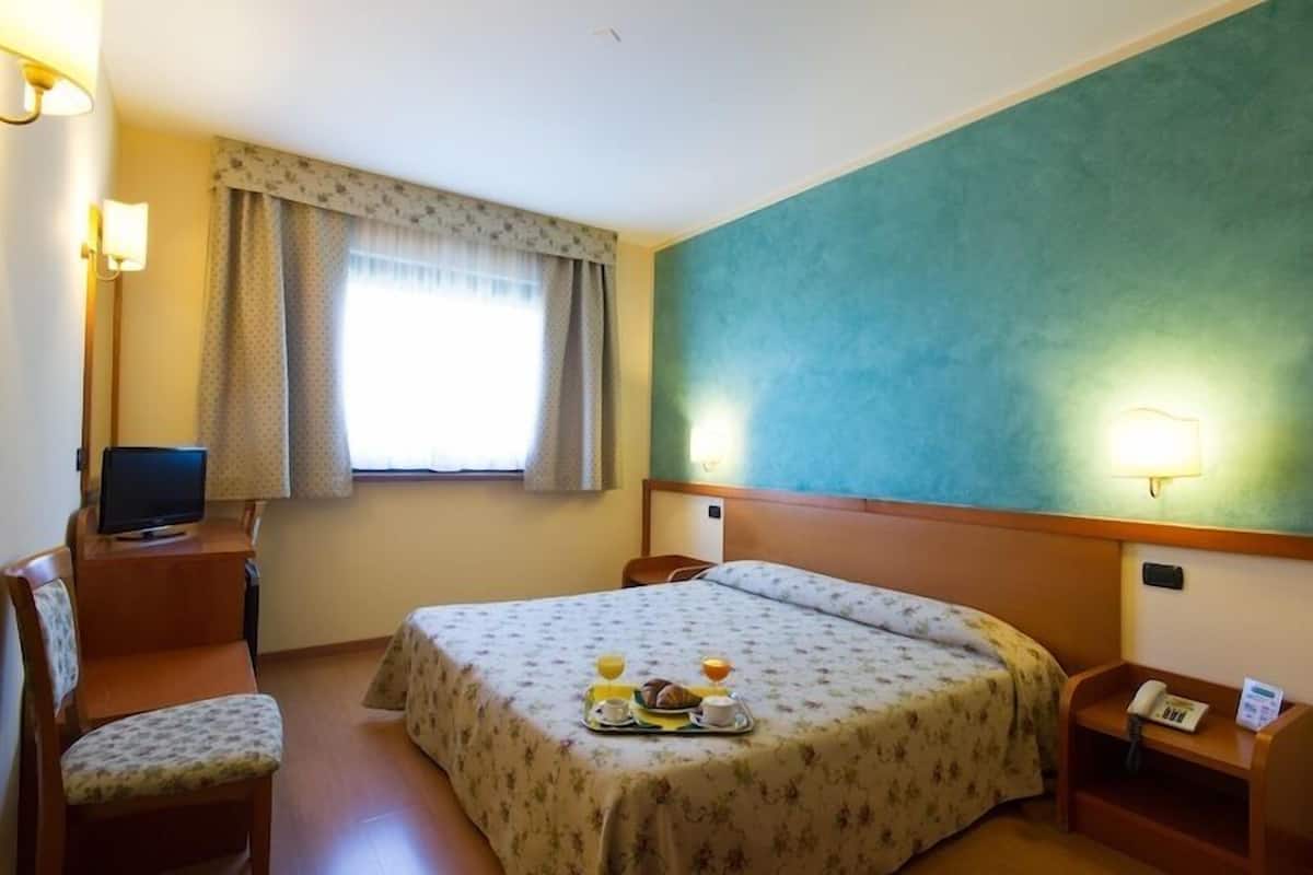 minibar, in-room safe, desk, laptop workspace