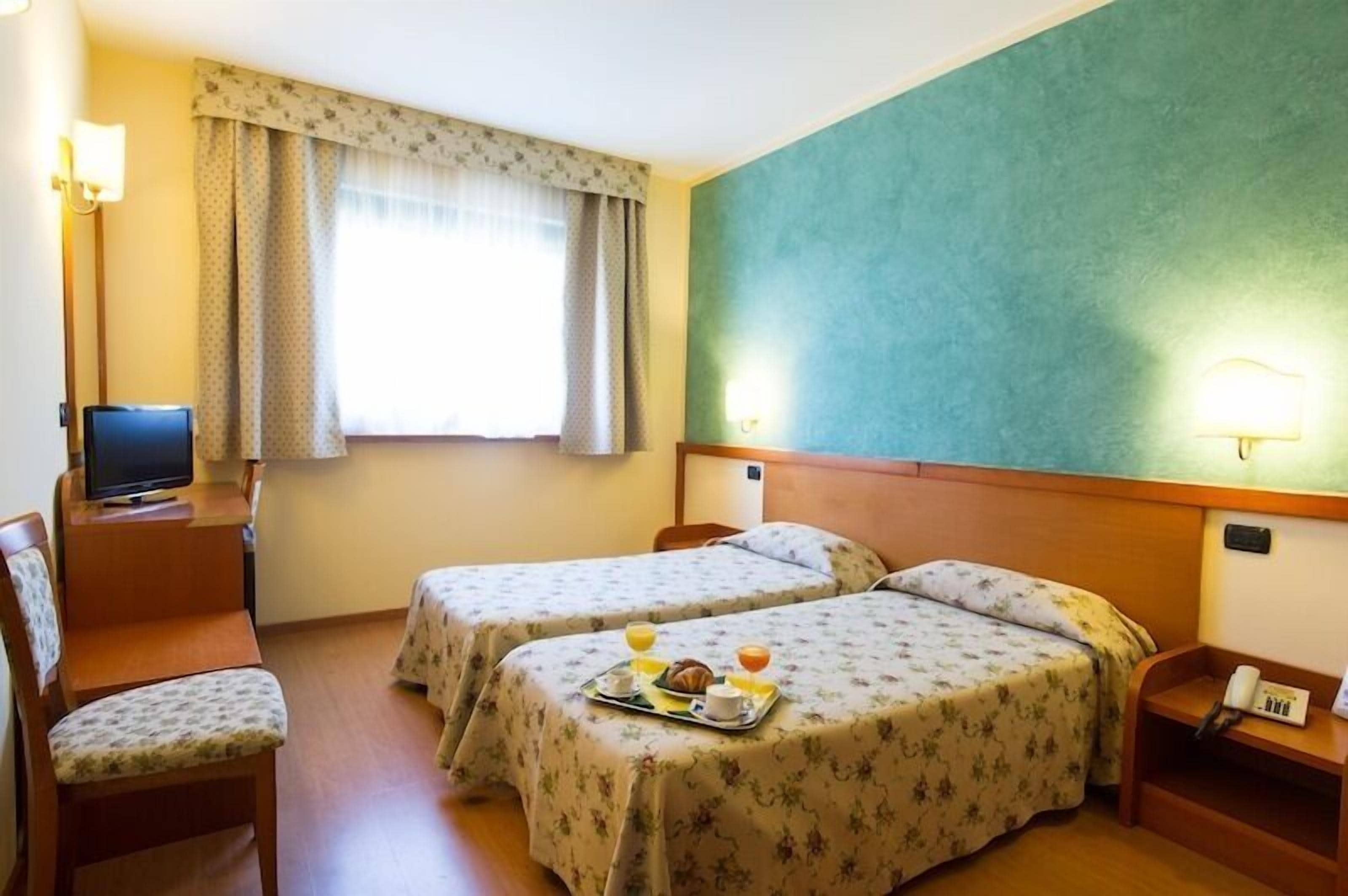 minibar, in-room safe, desk, laptop workspace