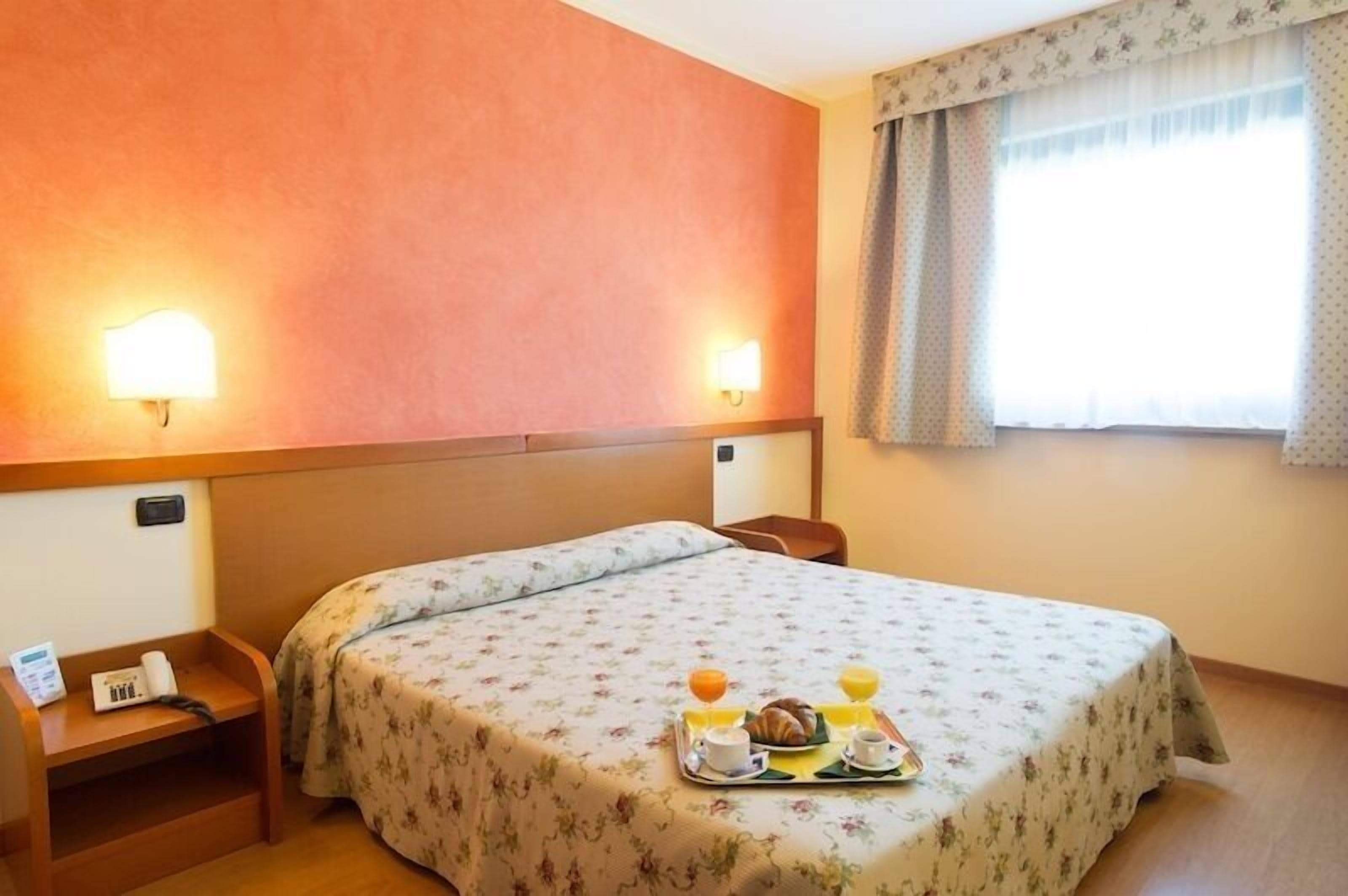 minibar, in-room safe, desk, laptop workspace