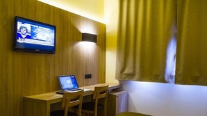 Minibar, safe på rommet, skrivebord og skrivebord for bærbar PC