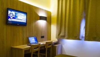 Minibar, caja de seguridad en la habitación y escritorio 