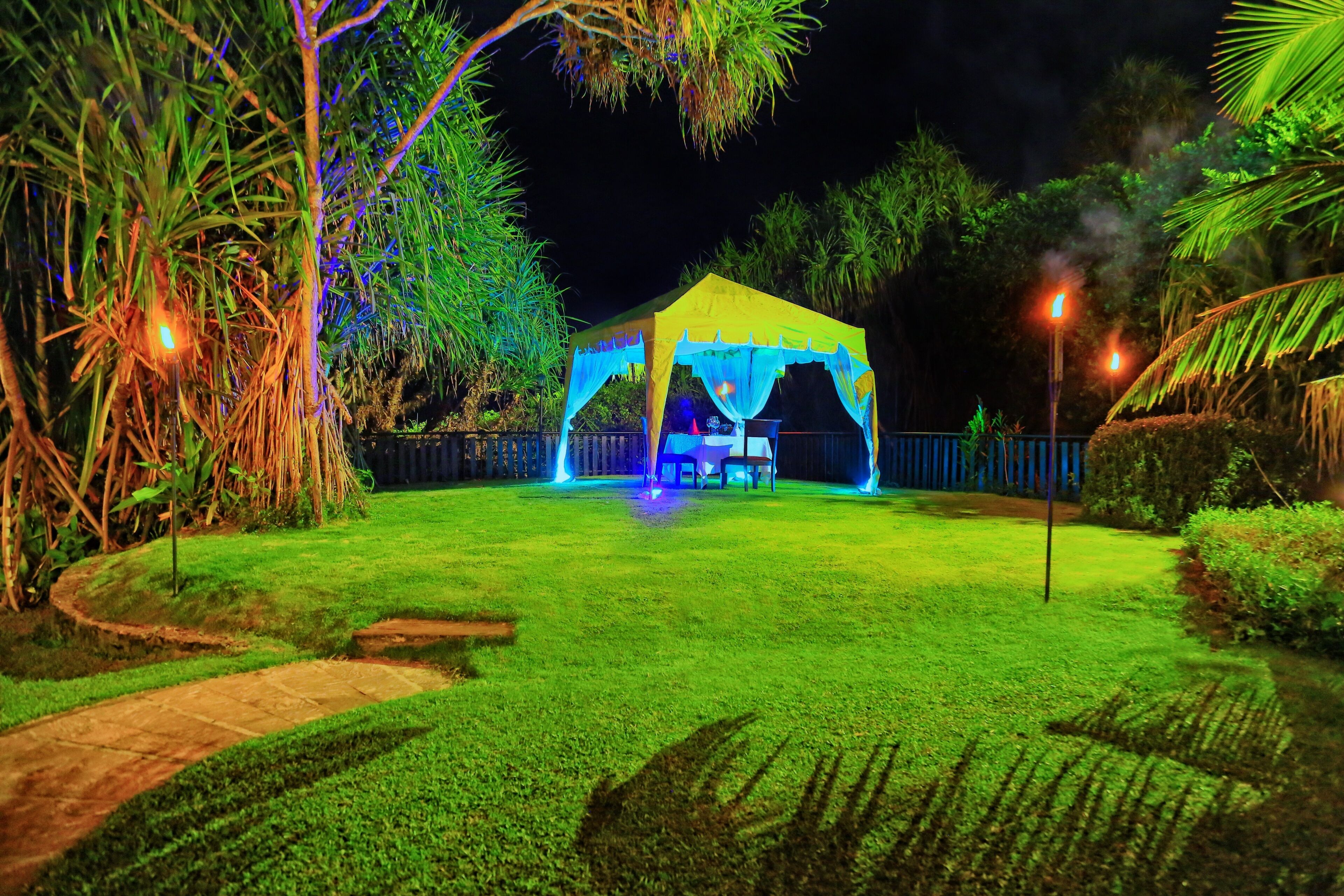 4 間餐廳；供應早餐、午餐、晚餐；中國菜