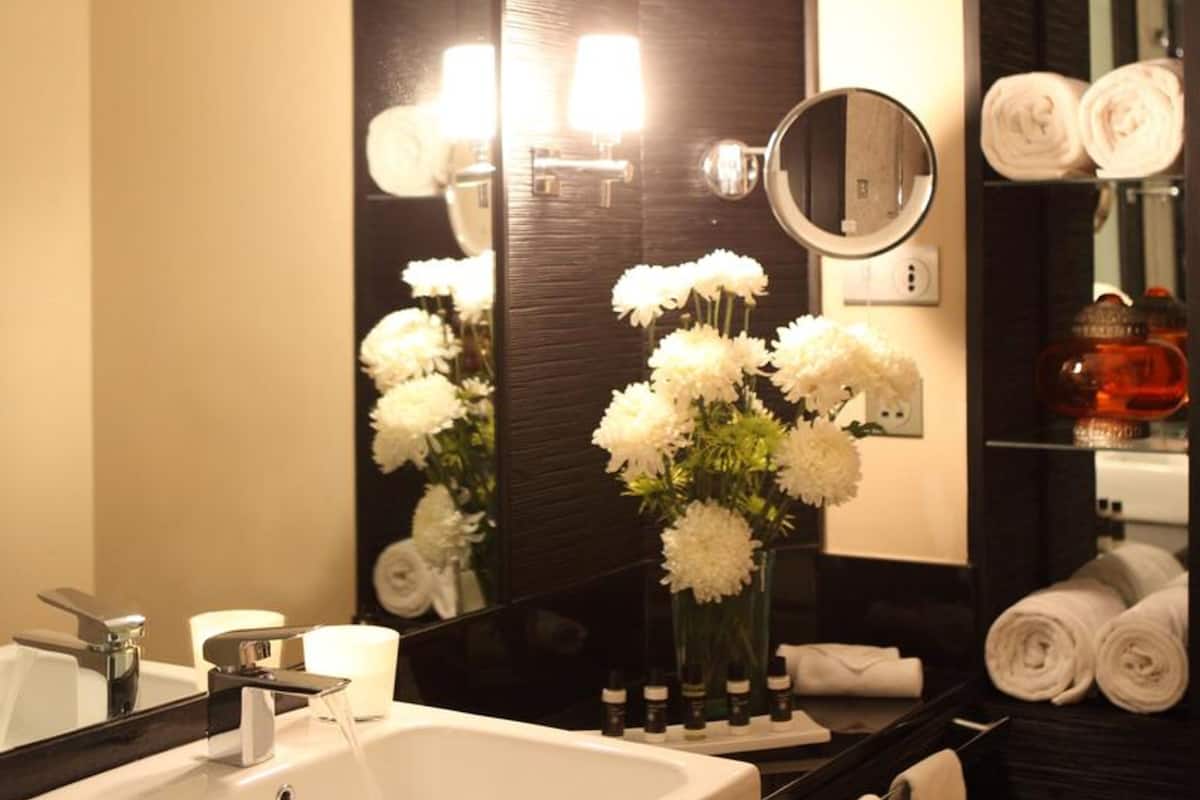 combined shower/bathtub, deep-soaking bathtub, rainfall showerhead