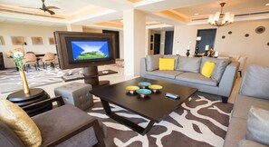 Presidential-Suite, 1 King-Bett, Meerblick | Wohnbereich | 42-Zoll-LCD-Fernseher mit Satellitenempfang, Fernseher