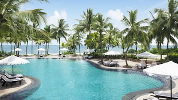 Piscine extérieure, parasols de plage, chaises longues