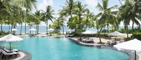 Piscine extérieure, parasols de plage, chaises longues