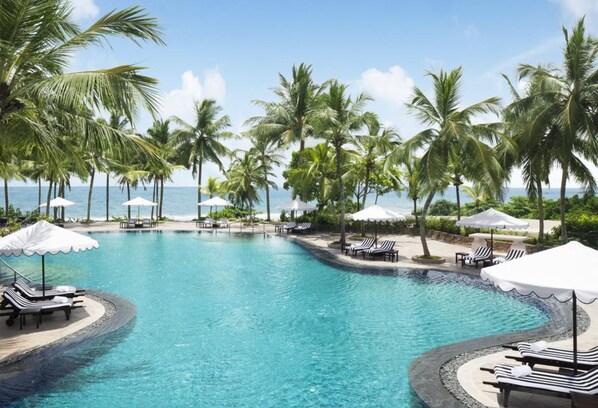 Piscine extérieure, parasols de plage, chaises longues