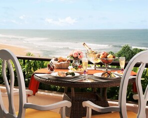 4 restaurants, breakfast, lunch, dinner served; Chinese cuisine - Taj Bentota Resort & Spa (Bentota)