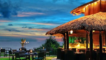 4 restaurants, breakfast, lunch, dinner served; Chinese cuisine