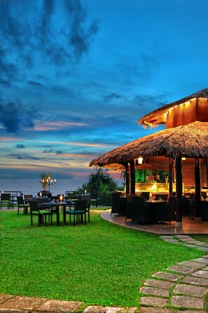 4 restaurants, breakfast, lunch, dinner served; Chinese cuisine