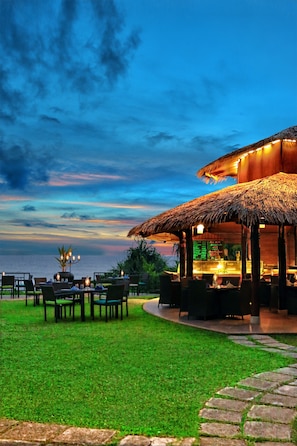 4 restaurants, breakfast, lunch, dinner served; Chinese cuisine
