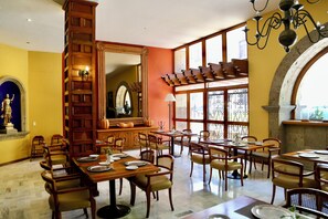 Café da manhã, almoço e jantar; culinária internacional 