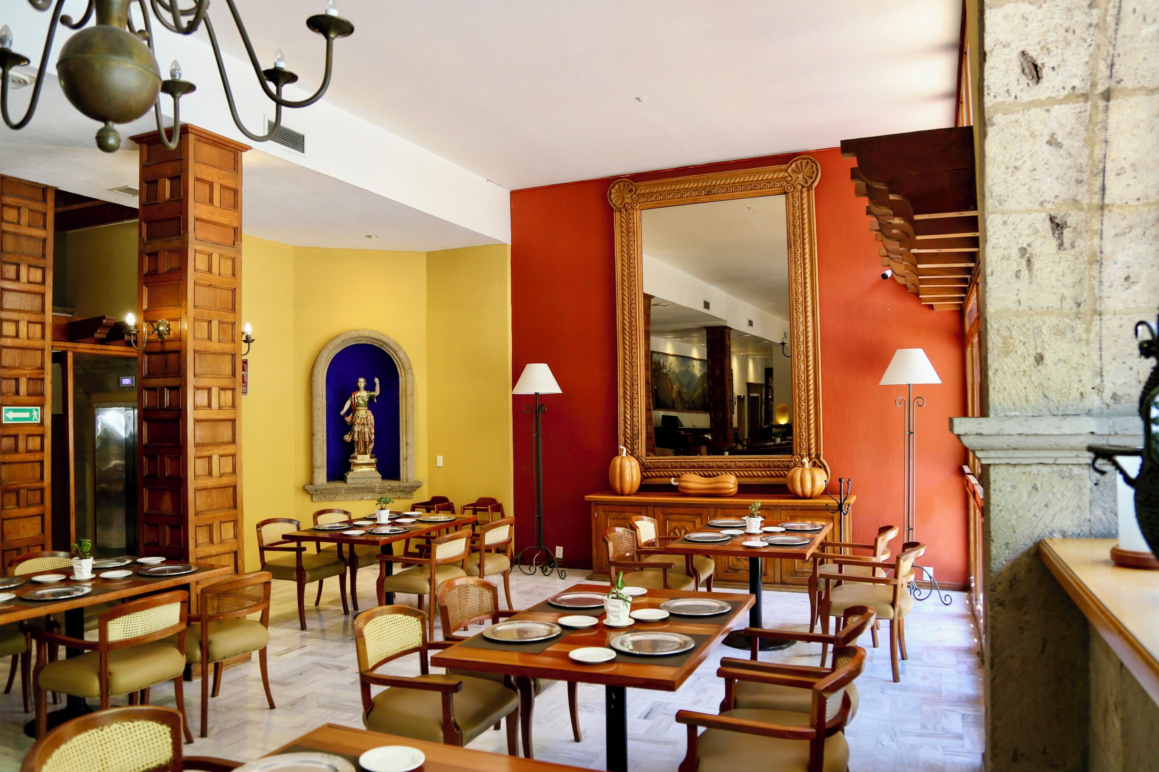 breakfast, lunch, dinner served; international cuisine