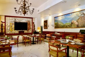 Breakfast, lunch, dinner served; international cuisine  - Hotel De Mendoza (Guadalajara)