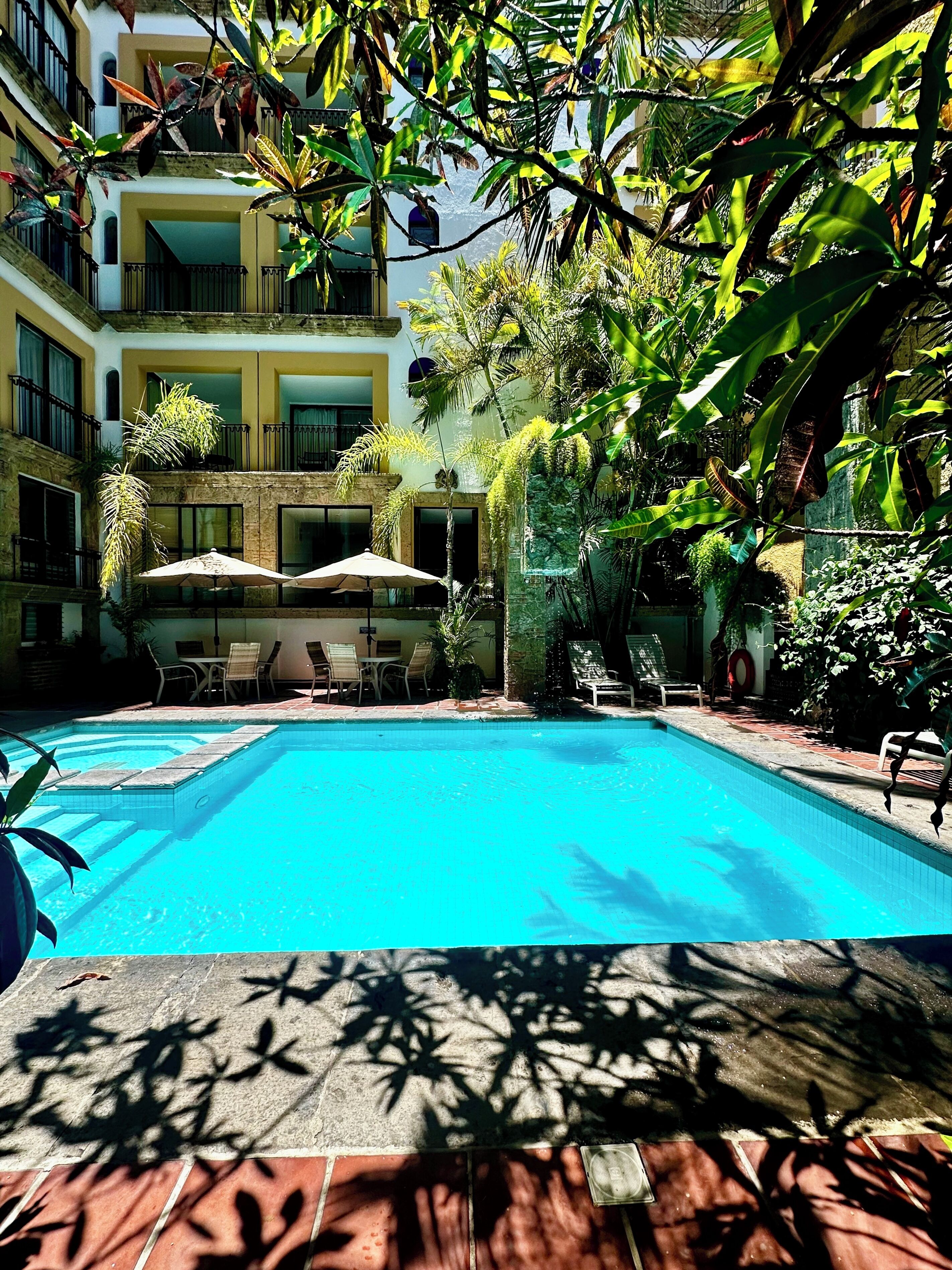 Una piscina al aire libre, sillones reclinables de piscina