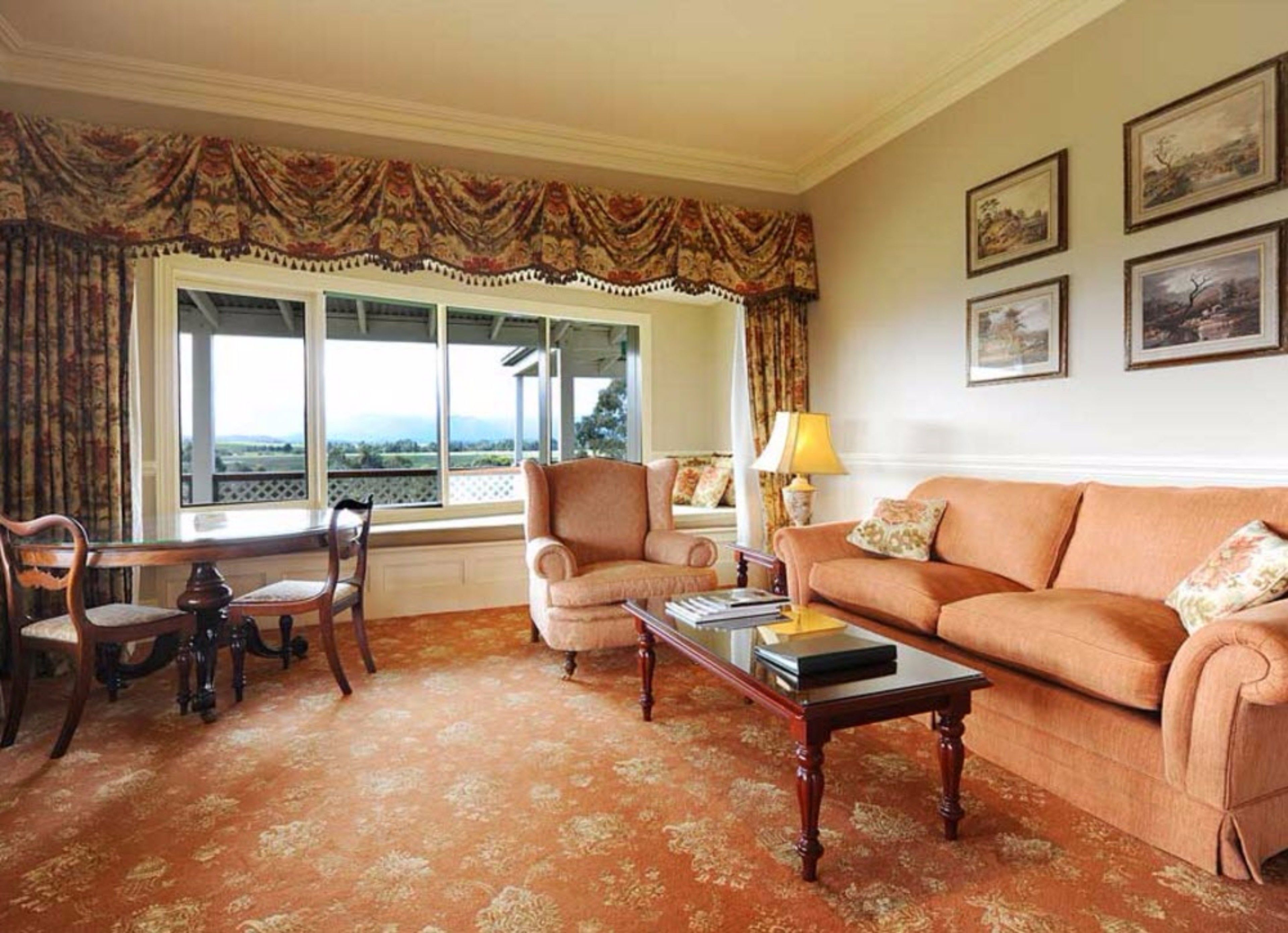 22-英寸电视（配备数码频道）、DVD 播放器、书