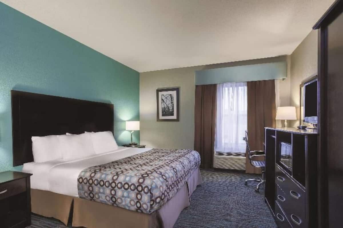 Premium bedding, iron/ironing board, free cribs/infant beds, free WiFi