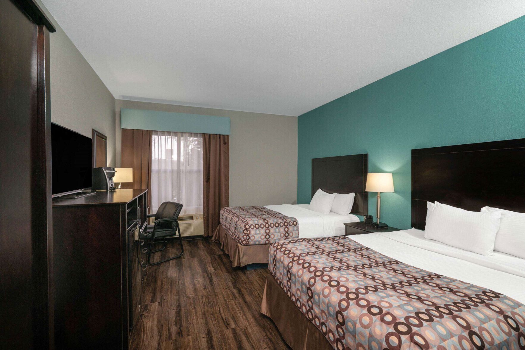 Premium bedding, iron/ironing board, free cots/infant beds, free WiFi