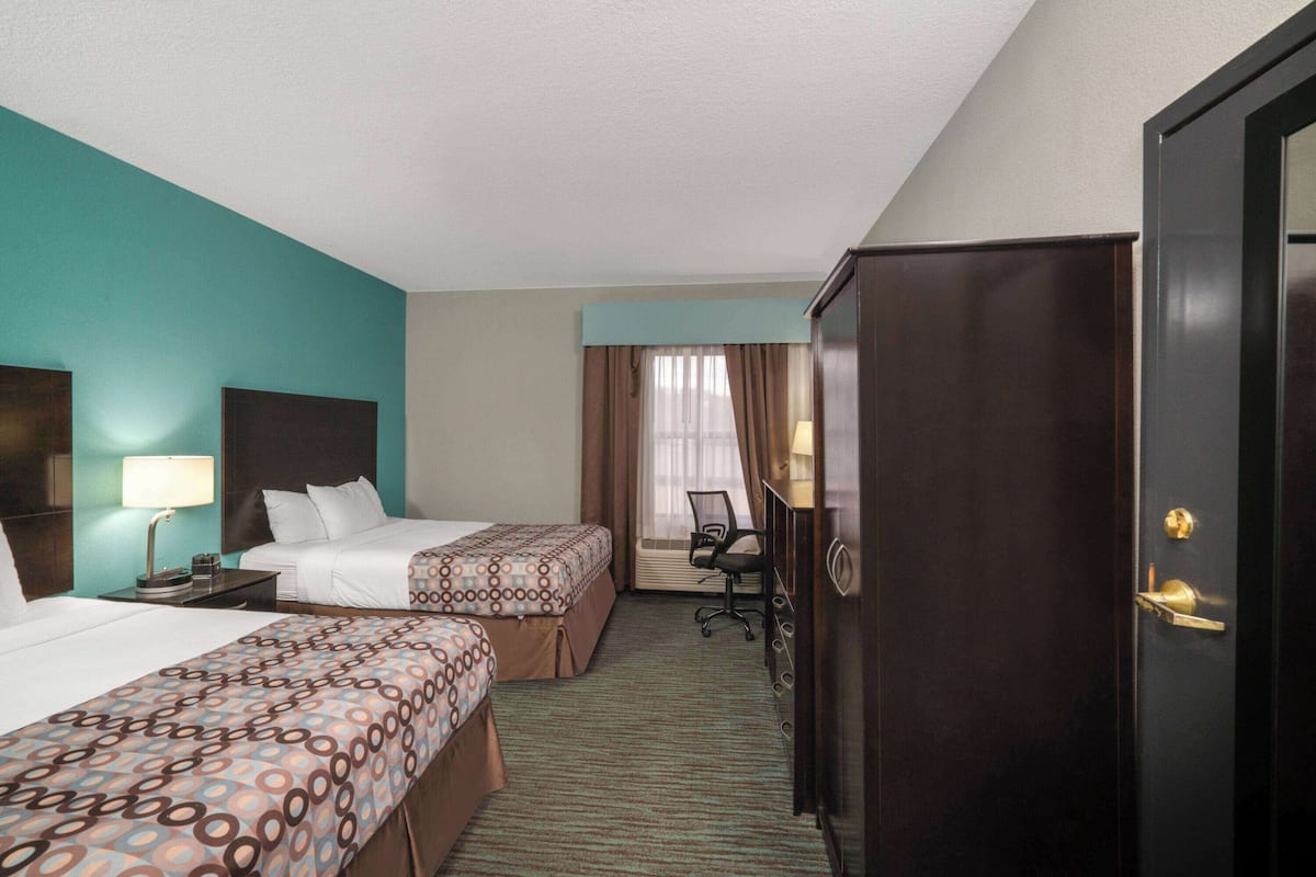 Family Suite, 2 Katil Ratu (Queen), Non Smoking | Peralatan tempat tidur premium, seterika/papan seterika
