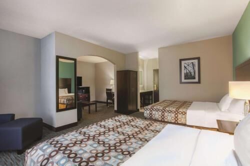 Premium bedding, iron/ironing board, free cots/infant beds, free WiFi