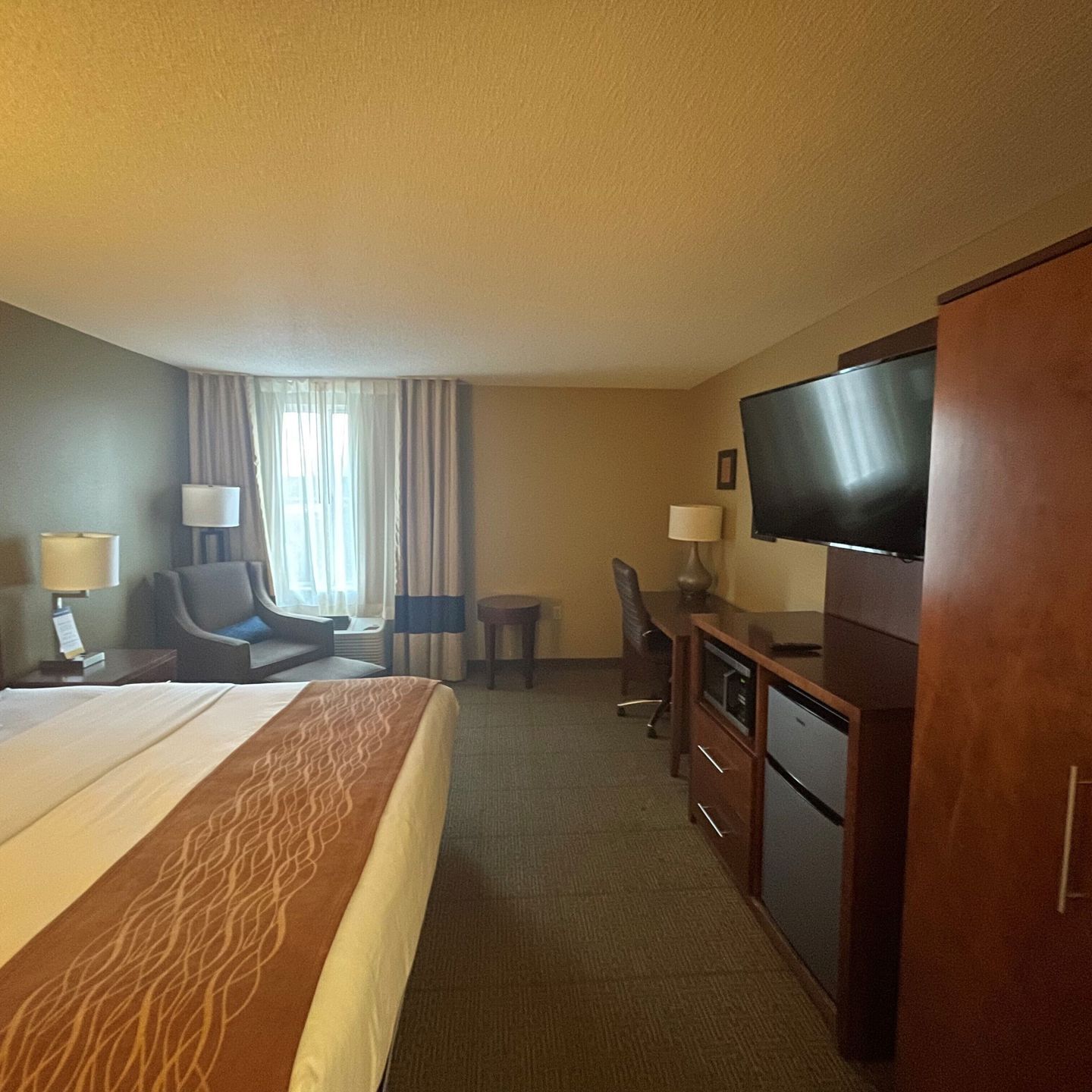 Een bureau, een laptopwerkplek, verduisterende gordijnen