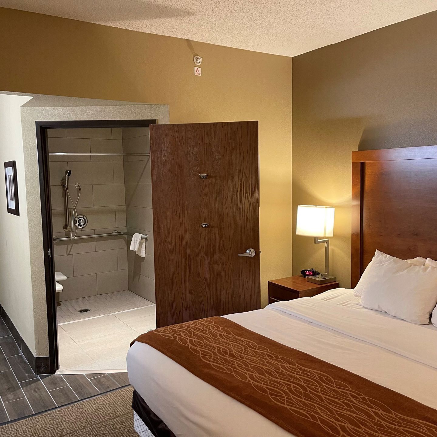 Een bureau, een laptopwerkplek, verduisterende gordijnen