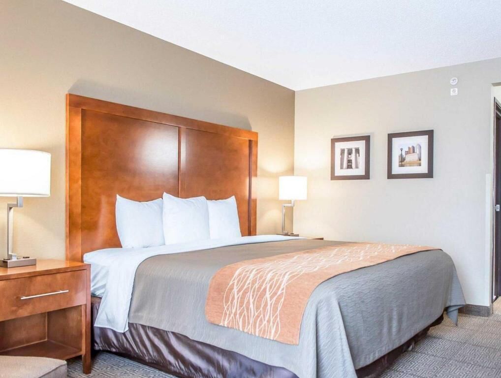 Een bureau, een laptopwerkplek, verduisterende gordijnen