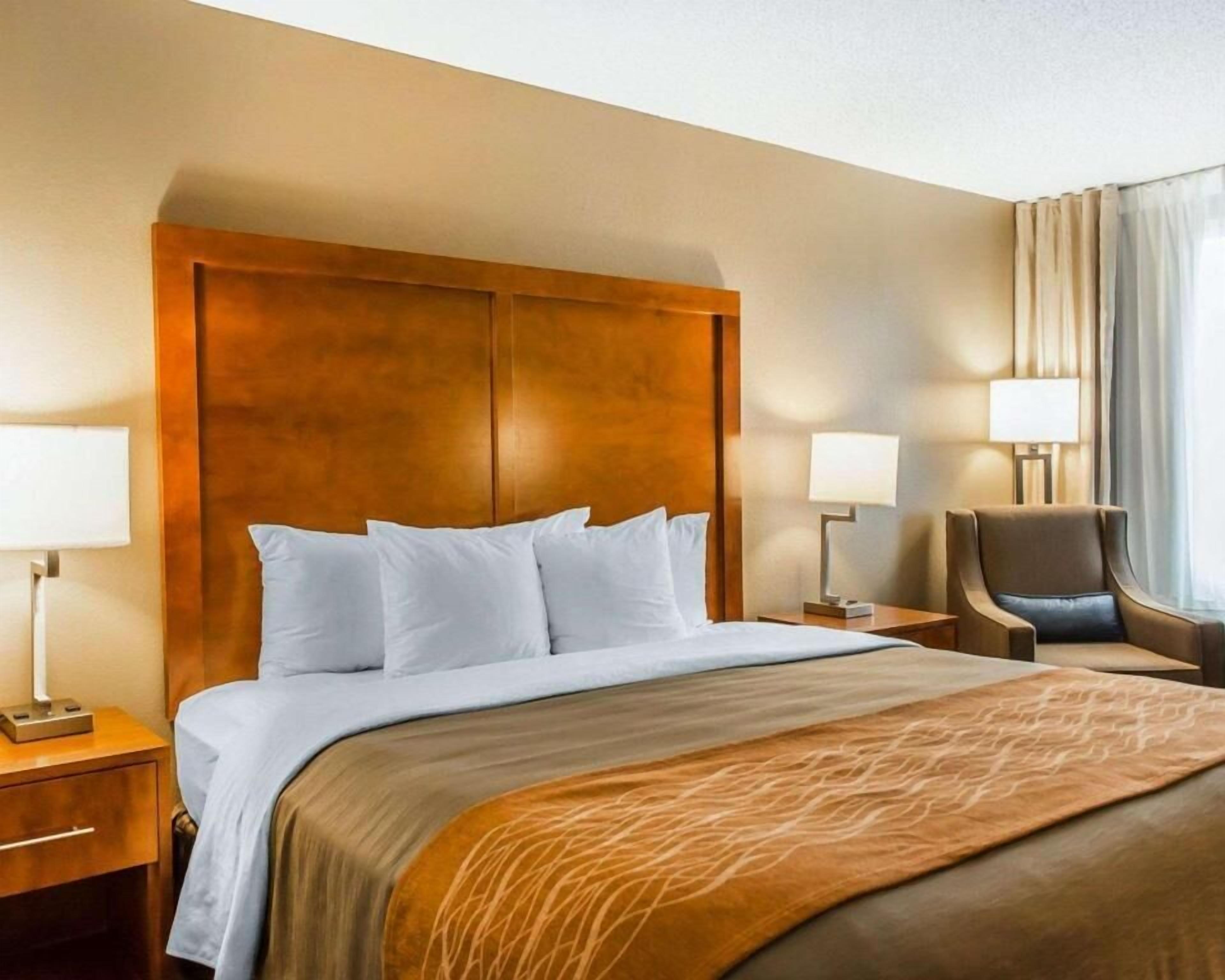 Een bureau, een laptopwerkplek, verduisterende gordijnen