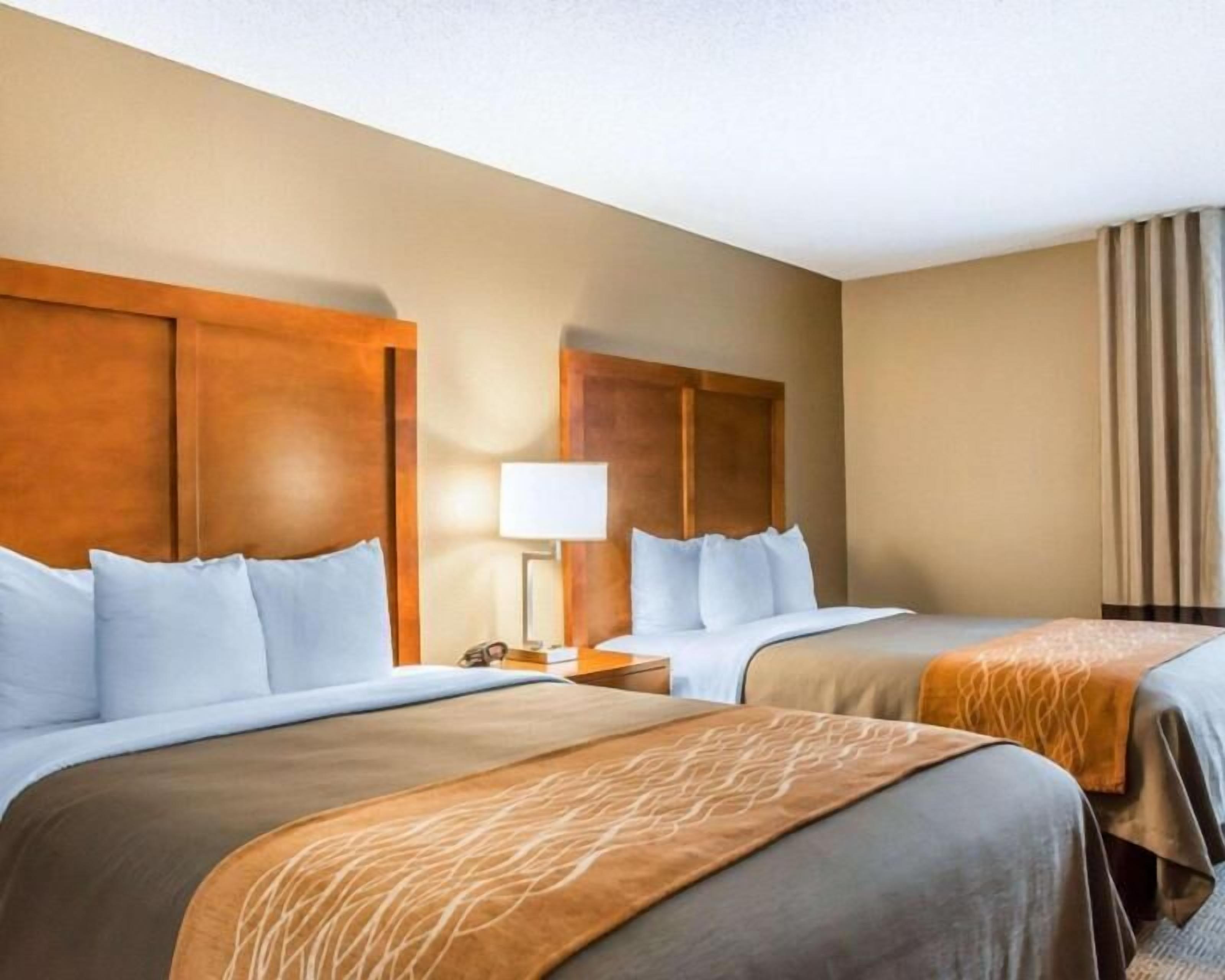 Een bureau, een laptopwerkplek, verduisterende gordijnen