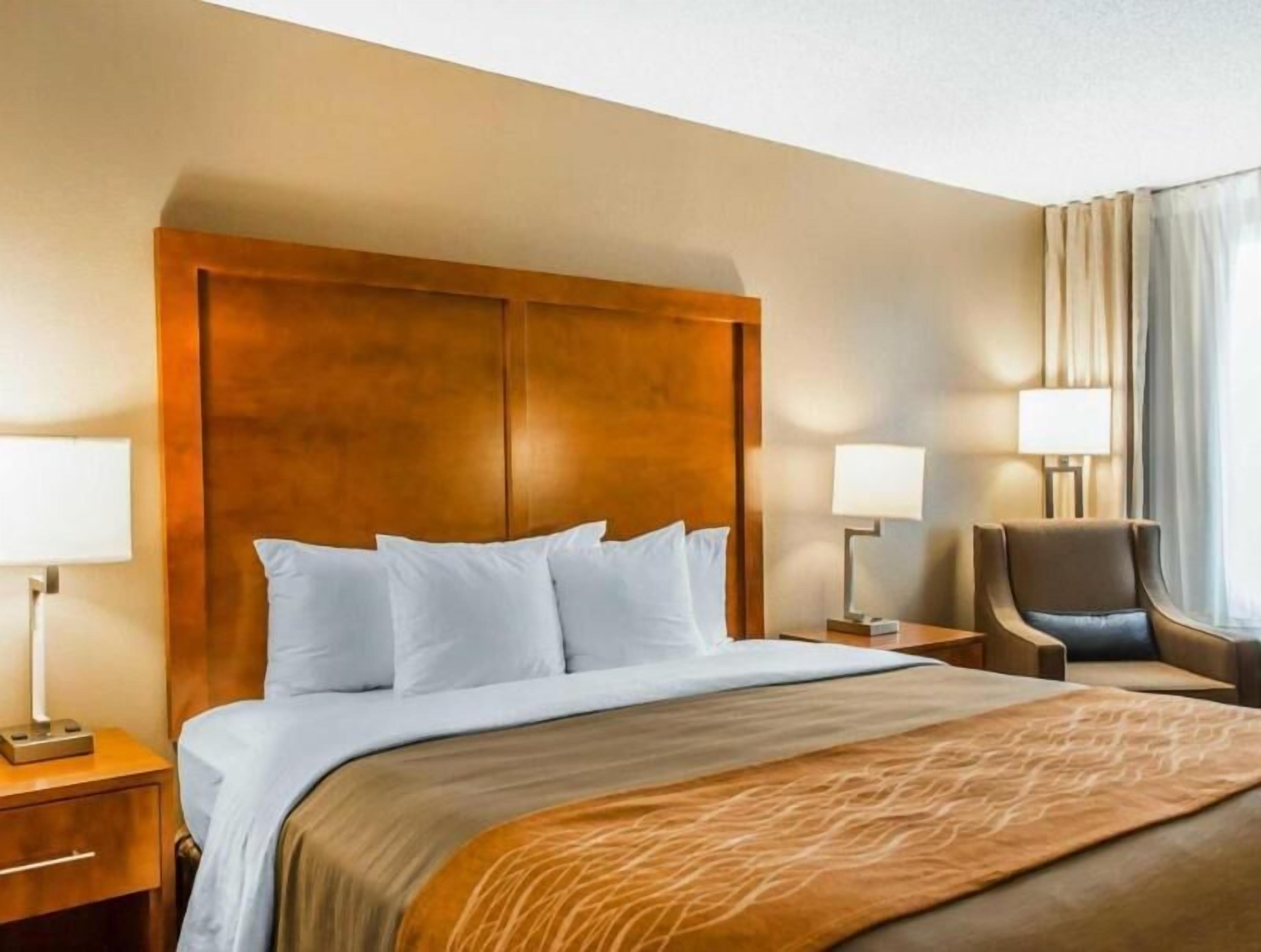 Een bureau, een laptopwerkplek, verduisterende gordijnen