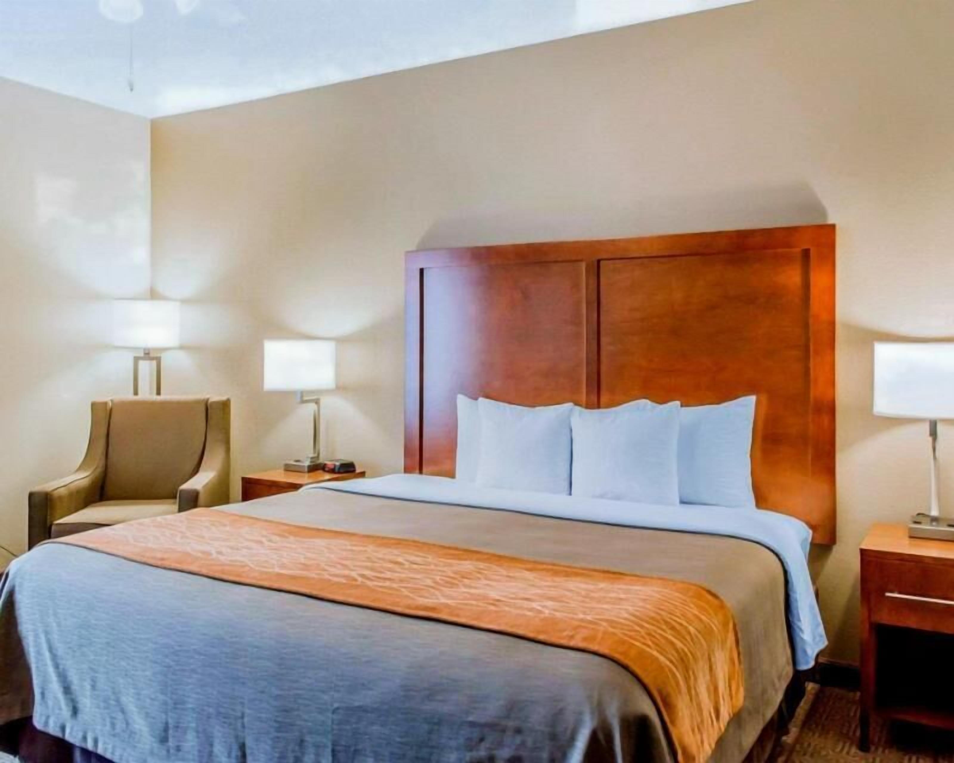 Een bureau, een laptopwerkplek, verduisterende gordijnen