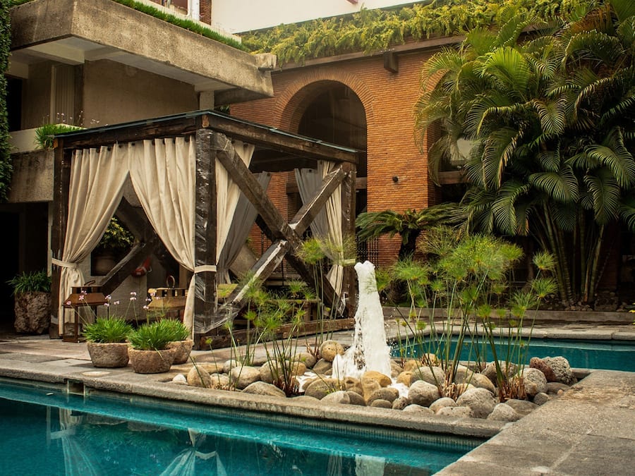 Una piscina al aire libre