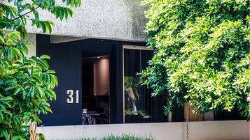 Caja de seguridad en la habitación y escritorio