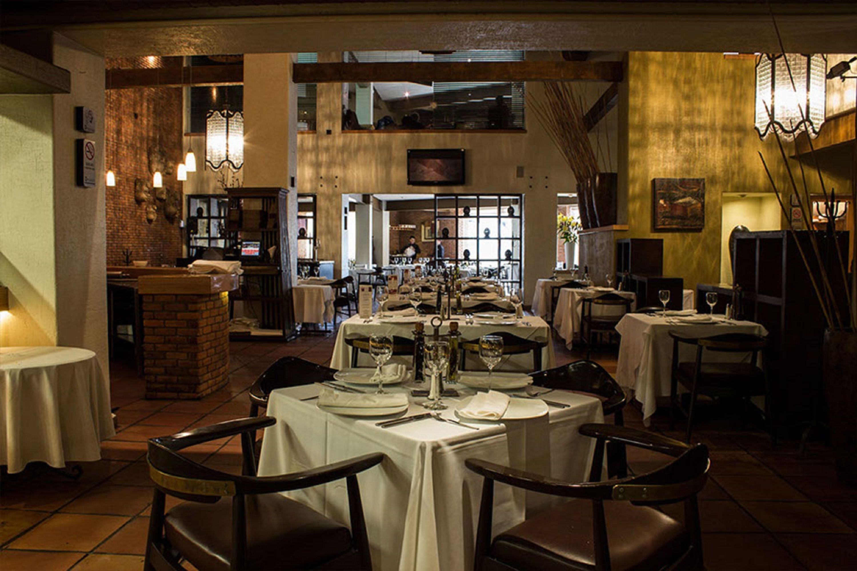 2 restaurants; breakfast, lunch and dinner served 