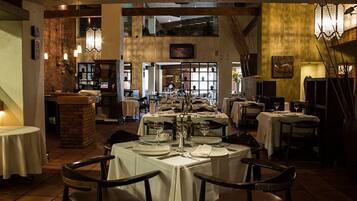 2 restaurants; breakfast, lunch and dinner served