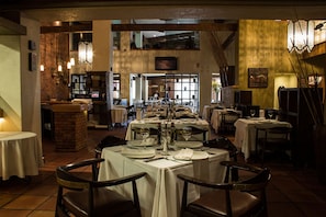 2 restaurants servant le petit déjeuner, le déjeuner et le dîner