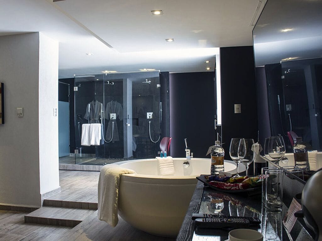 deluxe suite (master) | 1 bedroom, in-room safe, desk, iron/ironing board