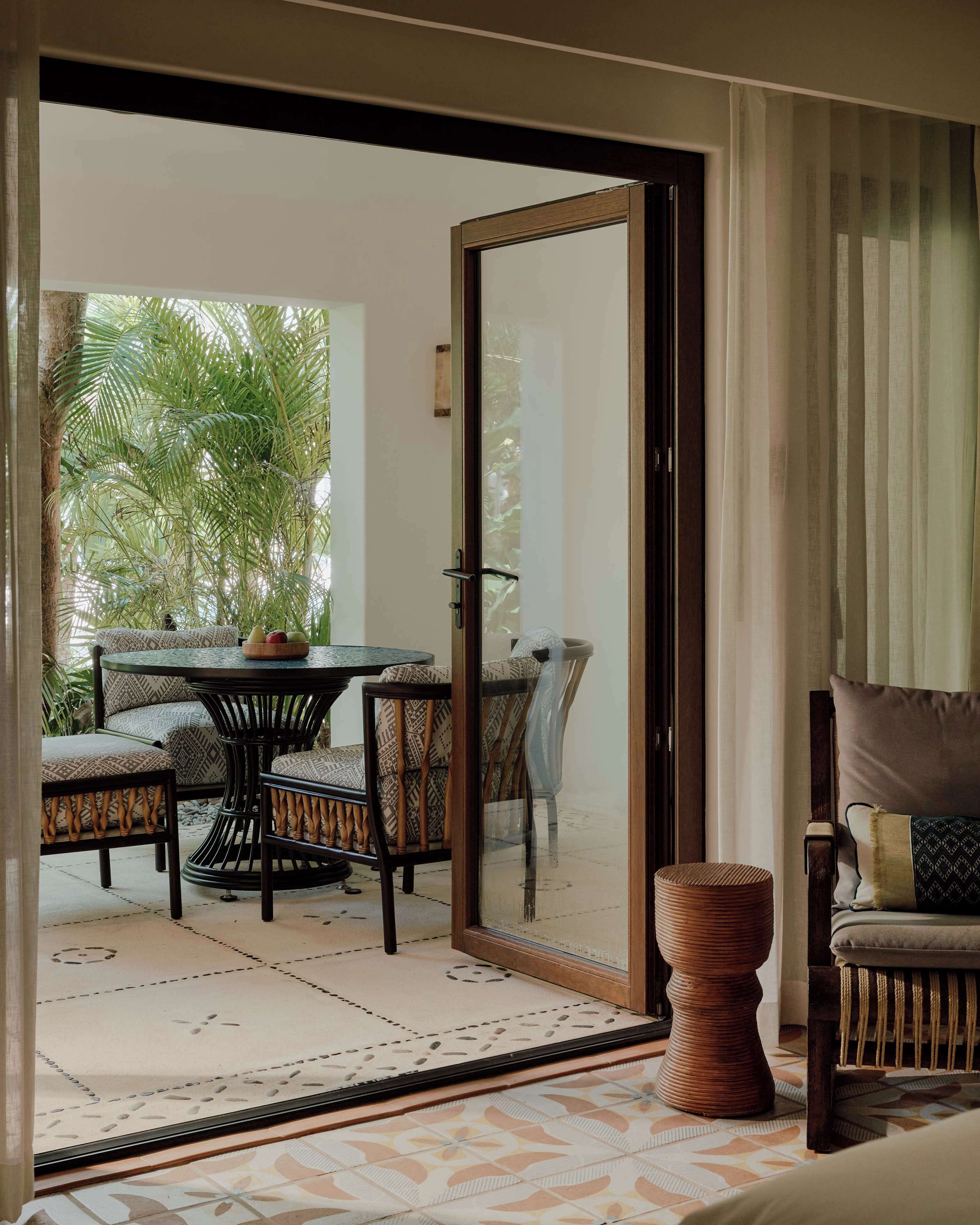 Garden View Premium Suite | Ropa de cama de alta calidad, edredón y minibar 
