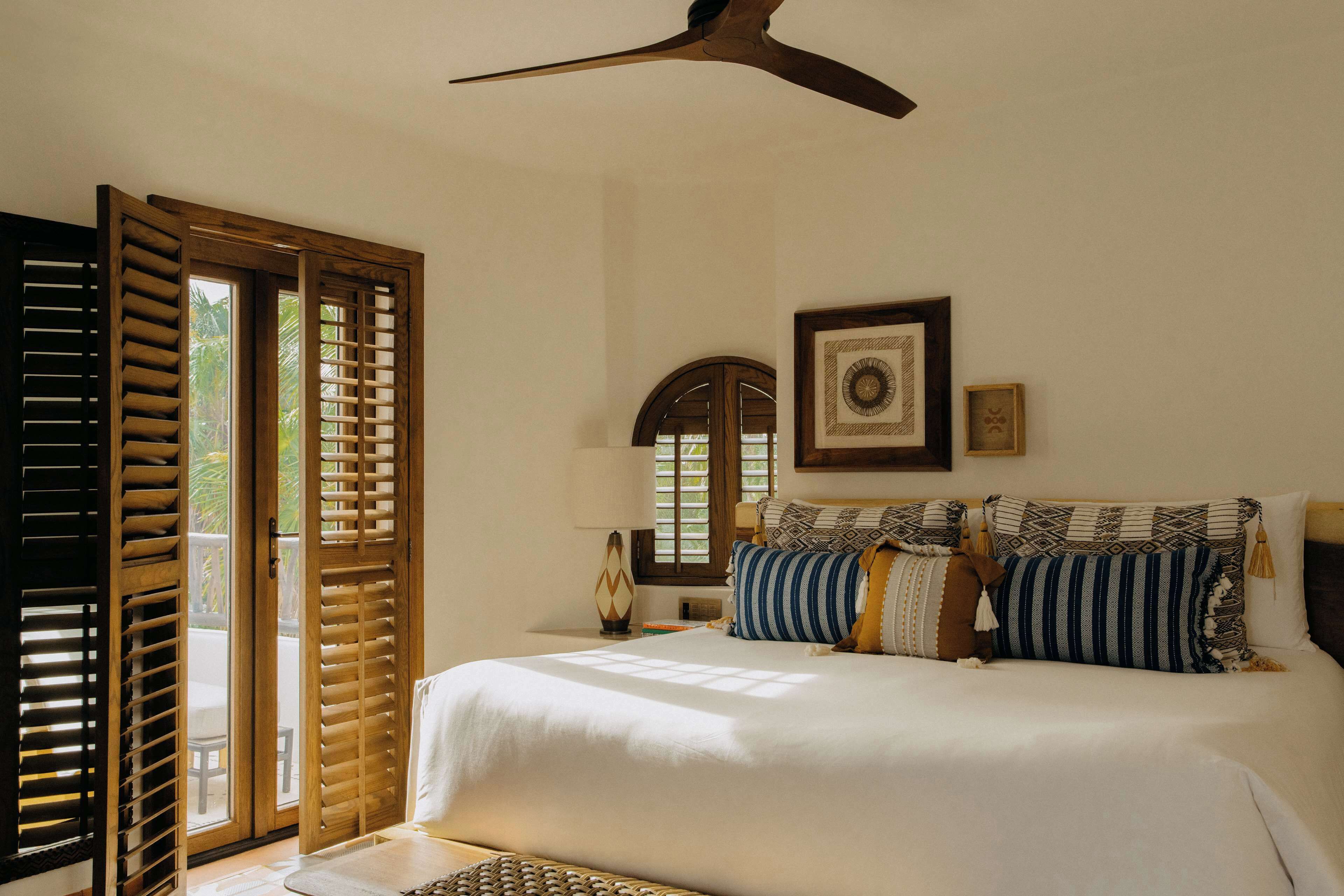 Suite, vista al océano | Ropa de cama de alta calidad, edredón y minibar 
