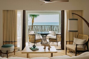 Luxe beddengoed, donzen dekbedden, een minibar, een kluis op de kamer