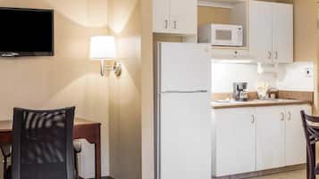 Standard Room, 1 King Bed, Non Smoking | Free WiFi, bed sheets