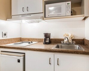 Frigobar, microondas, placa de cocina, utensilios de cocina