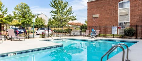 Una piscina al aire libre de temporada