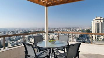 Club Suite, 1 Bedroom | 1 bedroom, hypo-allergenic bedding, pillowtop beds, minibar