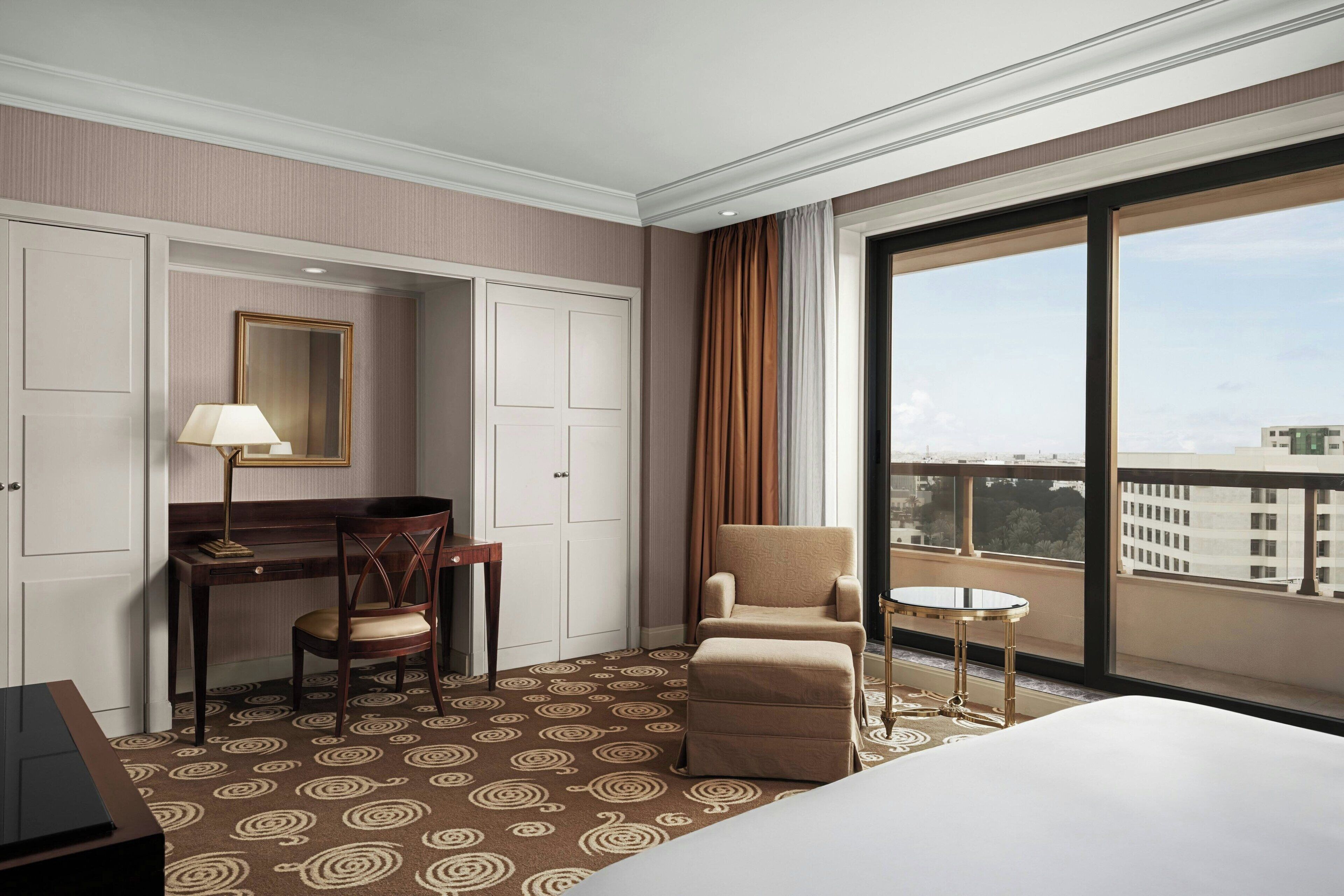 Habitación Club, 1 cama King size, balcón | Ropa de cama hipoalergénica, camas con pillow-top y minibar 