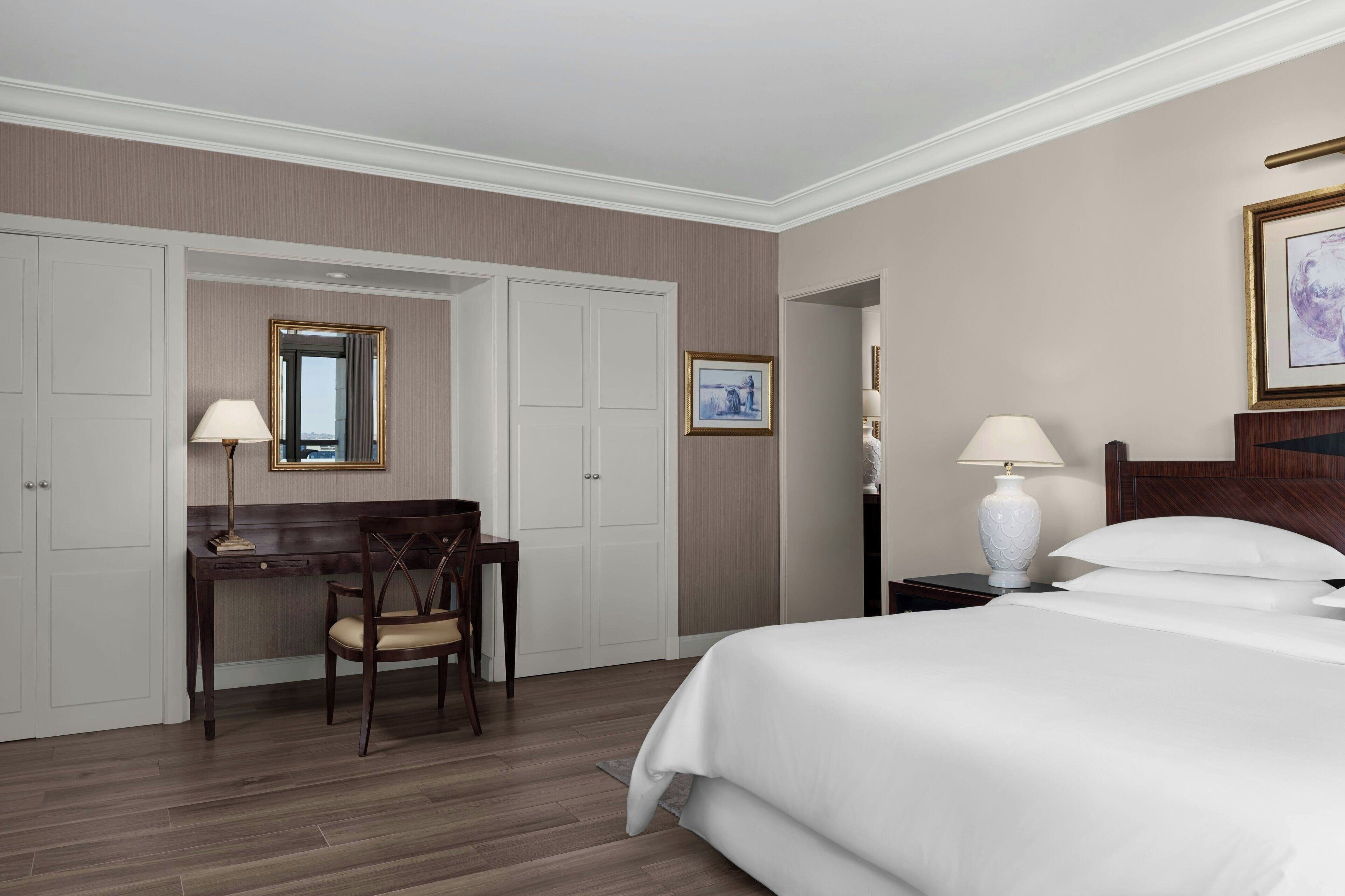 Ropa de cama hipoalergénica, colchones con pillow-top y minibar 