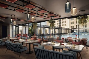 3 restaurantes; se sirve desayuno, almuerzo y cena; cocina italiana