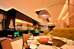 3 restaurants, breakfast, lunch, dinner served; Italian cuisine