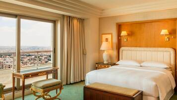 Phòng Suite Royal, 1 giường cỡ king, quang cảnh thành phố (Balcony) | Bộ đồ giường kháng dị ứng, nệm có lớp đệm bông, minibar